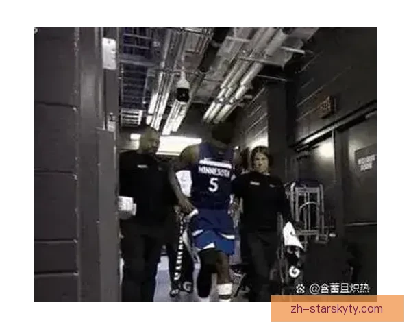 戴维斯脚踝伤独自返更衣室坚强